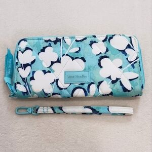 Vera Bradley Accordian Wristlet in Cut Vines Cool Pattern Blue Floral